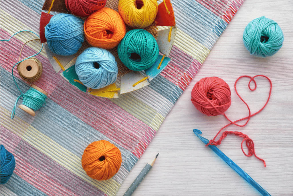 Nechte se inspirovat nápady na doprovodný program pro ženy na firemních akcích - co třeba worskhop na háčkované bag charms?