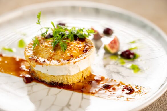 Rozpečený kozí sýr na ořechové briošce - jeden z předkrmů stálého menu (zima 2025) v Rosmarině, finedining v Praze