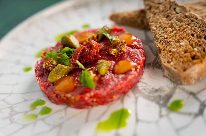 nejlepší tatarák? Vyzkoušejte náš! Zveme vás na novinky v našem stálém menu pro podzim a zimu 2025/2026. Fine dining na břehu Vltavy v restauraci Rosmarina