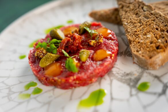 Hovězí tatarský biftek - klasika v moderním pojetí, finedining v Praze