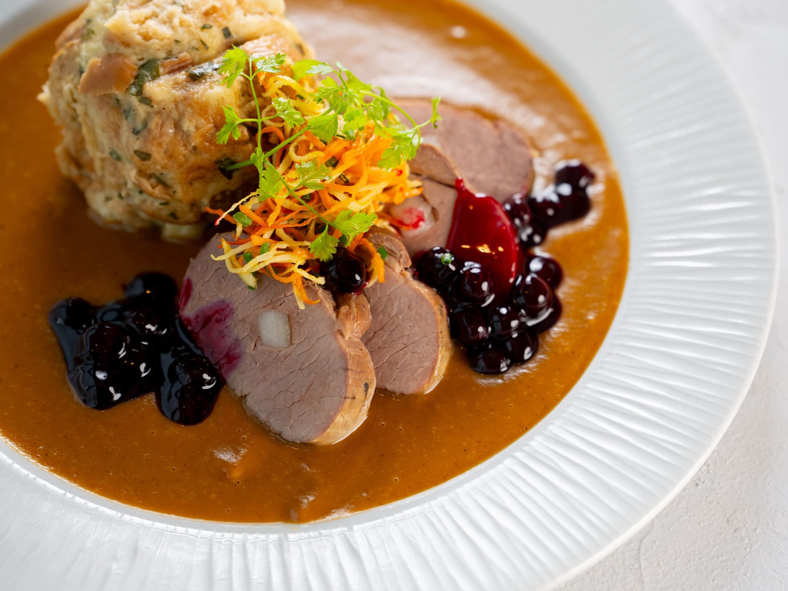 Svíčková na smetaně se žemlovým knedlíkem. Klasika v moderním pojetí. Už víte kam na nejlepší svíčkovou v Praze?