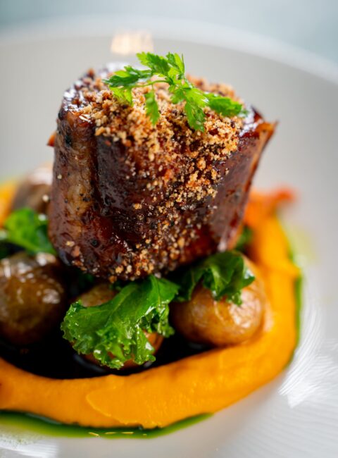 Konfitovaný vepřový krk - finedining v Praze, dokonalý gastronomický zážitek na břehu Vltavy v restauraci Rosmarina