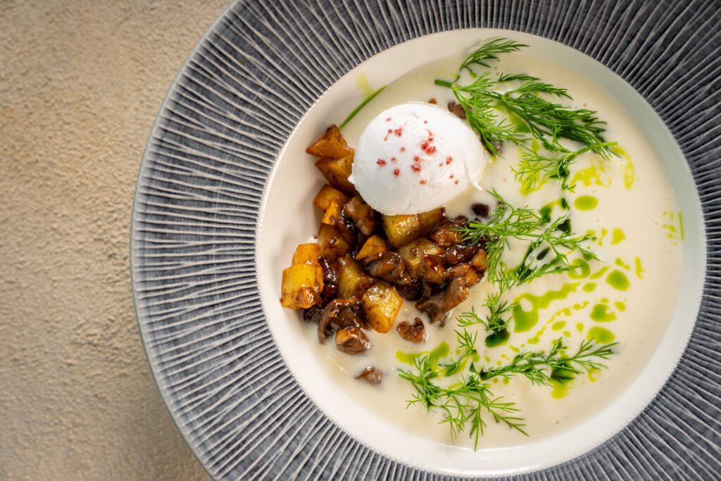 Kulajda v podání týmu kuchařů restaurace Rosmarina. Takto vaří ty nejlepší restaurace v Praze.